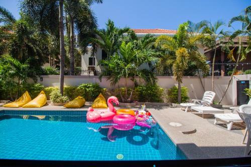 Luxury Pool Villa 4 Br 900m Beach 1.5 Km Downtown