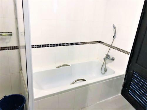 Platinum Suites, Thepprasit Road - Large Top Floor Studio