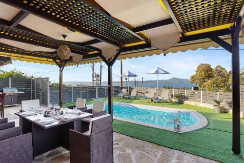 Nikos Dimitra Luxury Home