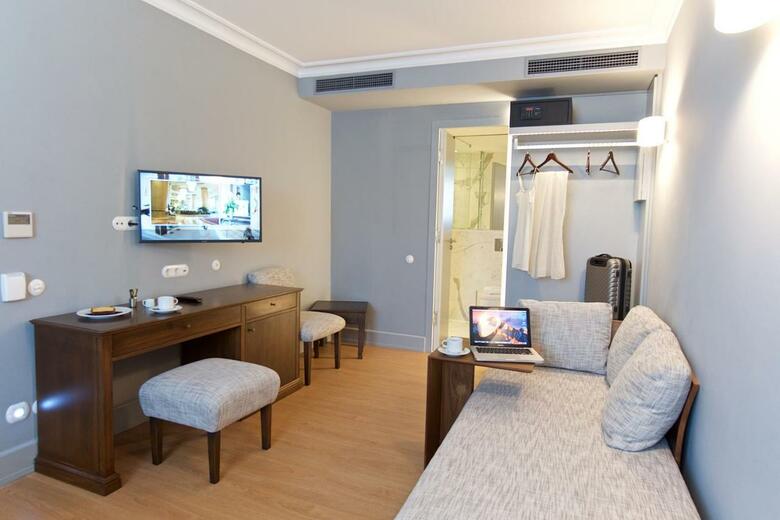 Aenos Hotel