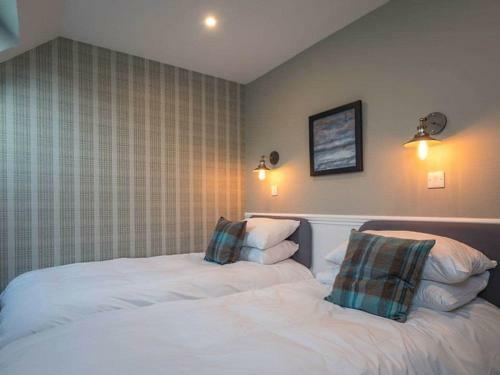 Douglas Fir Cottage-uk37537
