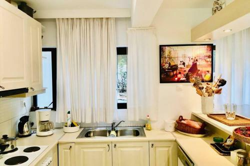 Exotic Apartment 1 Min From Marikes Beach