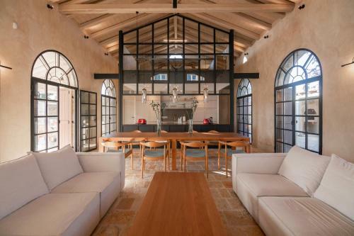 Eclectic And Secluded Estate, Villa Aegis
