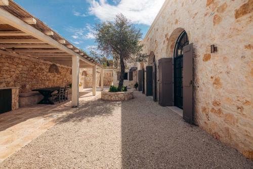Eclectic And Secluded Estate, Villa Aegis