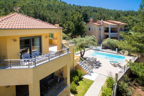 Louloudis Pool Villa