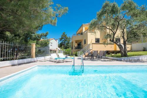 Louloudis Pool Villa