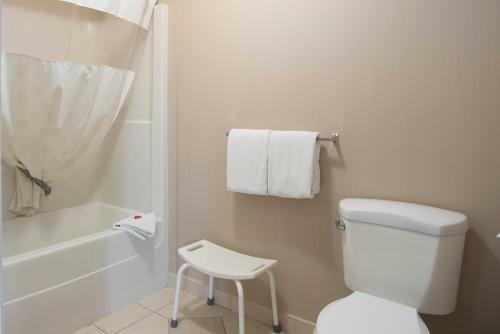 Hotel Ramada Limited 100 Mile House - Standard Cb