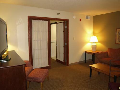 Hotel Americinn Of Grimes