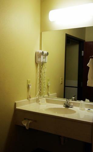 Hotel Americinn Of Grimes