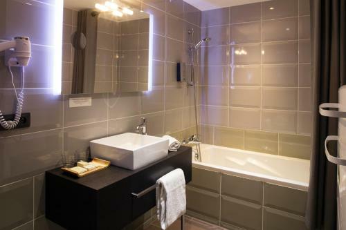 Hotel H�tel Les Pierres Dor�es