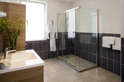 Hotel H�tel Les Pierres Dor�es