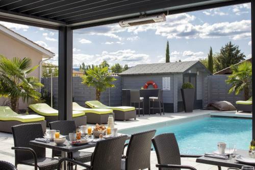 Hotel H�tel Les Pierres Dor�es