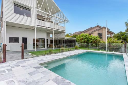 Beach-front 3-bed Home With Stunning View And Pool