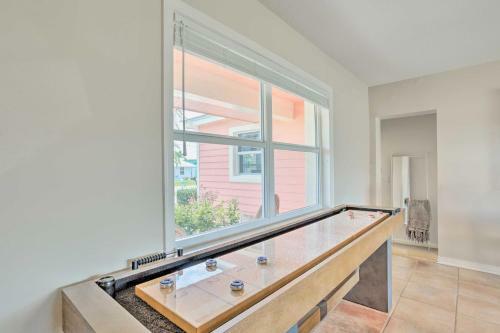 Canalfront Family Home With Boat Dock And Games!