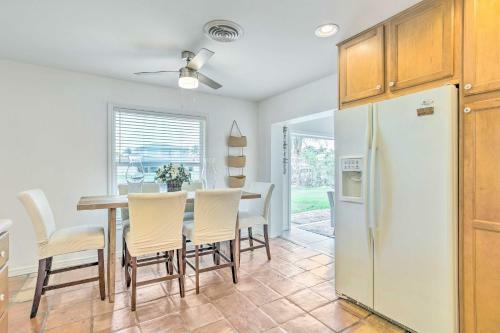 Canalfront Family Home With Boat Dock And Games!