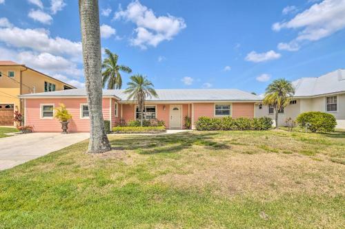 Canalfront Family Home With Boat Dock And Games!