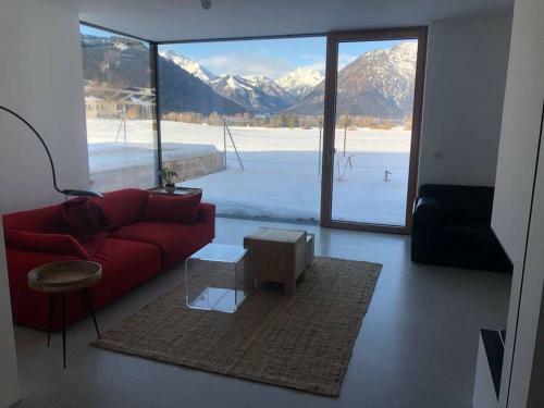 Urban Mountain Chalet With Lake View