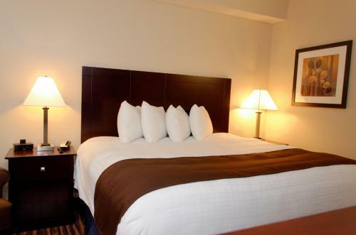 Hotel Boulders Inn & Suites