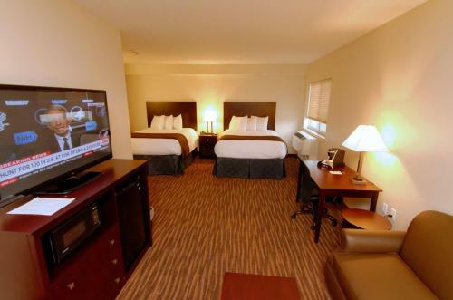 Hotel Boulders Inn & Suites