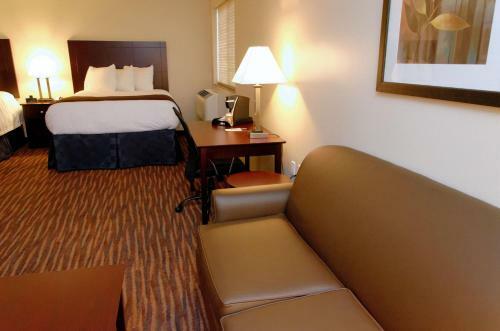 Hotel Boulders Inn & Suites
