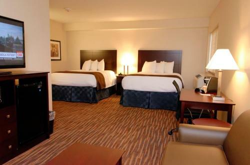 Hotel Boulders Inn & Suites