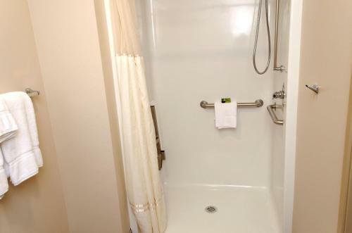 Hotel Boulders Inn & Suites