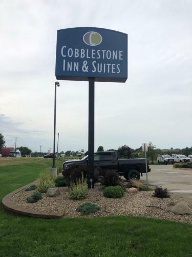 Hotel Boulders Inn & Suites