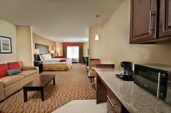 Holiday Inn Express Hotel And Suites Pearsall