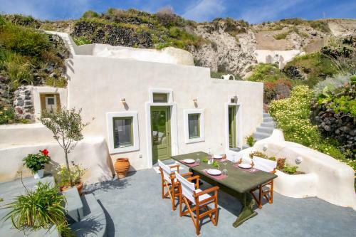 Agrilia Secluded Cave House