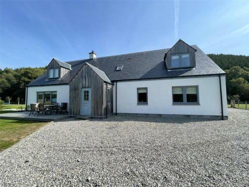 Highland Hideaway In Secluded Riverside Location
