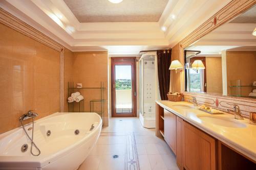 Palm Hill Villa, Royal Retreat!