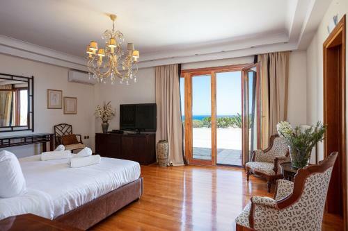 Palm Hill Villa, Royal Retreat!