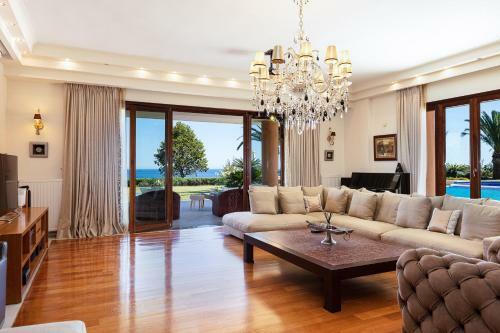 Palm Hill Villa, Royal Retreat!
