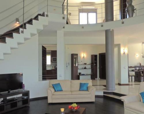 Provarma Hills Luxury Villa Gerani