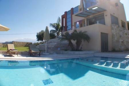 Provarma Hills Luxury Villa Gerani