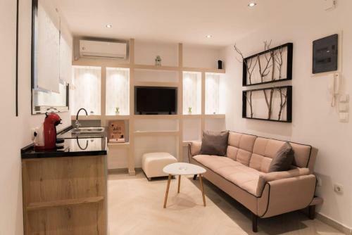 Cutest White-tower Apartment With A Private Patio