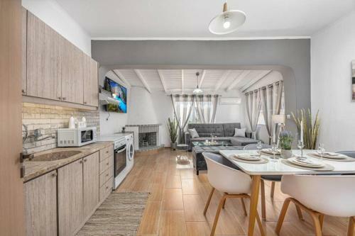 Dennis City Center Elegant Apartment (2)