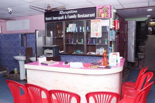 Spot On 86571 Amrapali Hotel