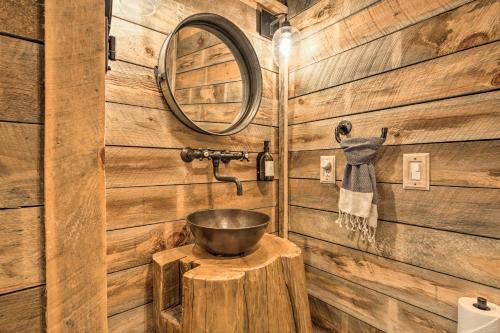 Stunning Escape With Loft, Hot Tub And Mtn Views!