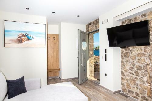 Black Rocks Family, Luxury Seafront Maisonette