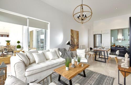Spacious Mint Luxury Villa Access To Private Beach