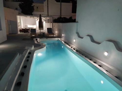 Building With 7 Apartments And Pool