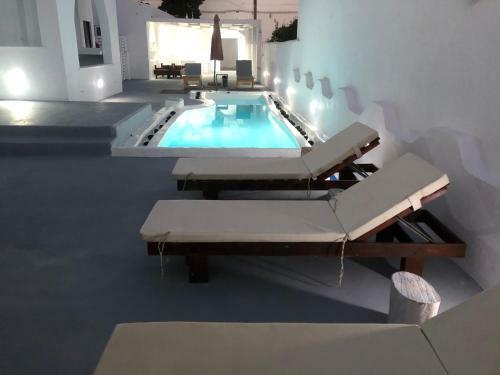 Building With 7 Apartments And Pool