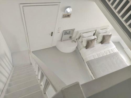 Building With 7 Apartments And Pool