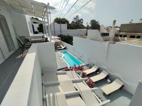 Building With 7 Apartments And Pool