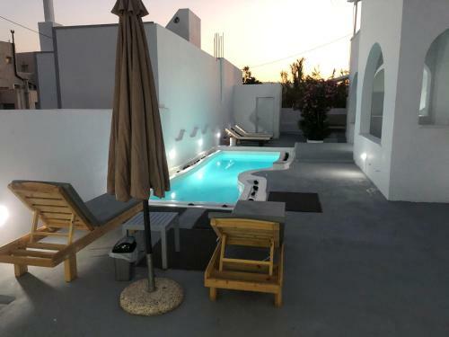 Building With 7 Apartments And Pool