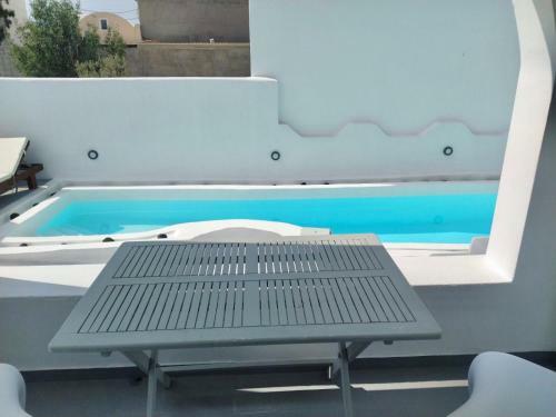 Building With 7 Apartments And Pool
