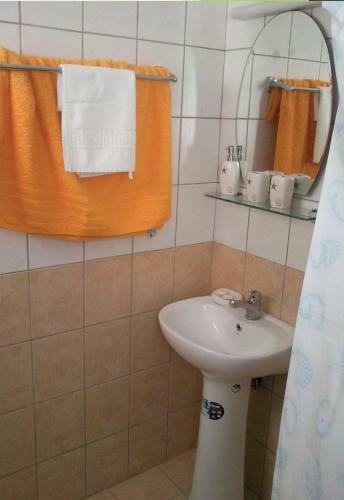 Hostal Room In Studio - Rock Garden Apartment By The Beach