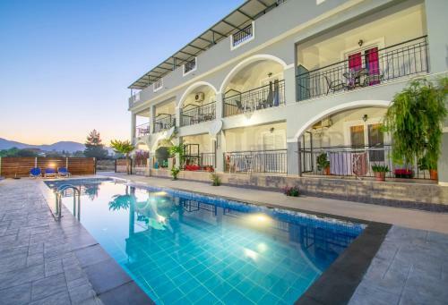Brunswick Apartments - Pool & Beach