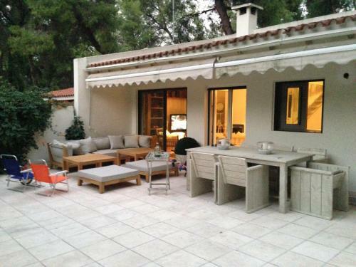 Sani Villa Leventis, Apollon And Sokrates Corner